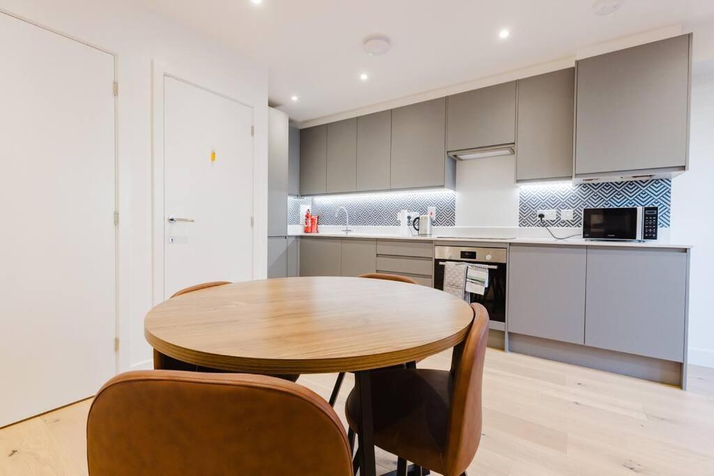 4-Level Luxury 2 Bedroom House Sleeps 6, Rooftop, Harry P & Free Parking วัตฟอร์ด ภายนอก รูปภาพ