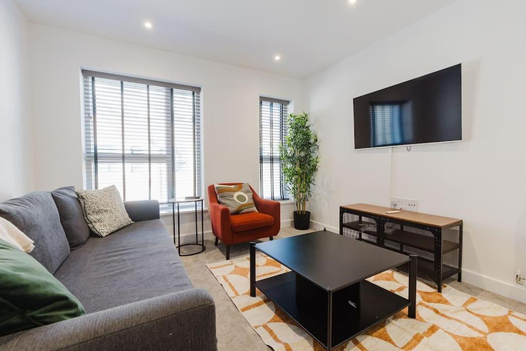 4-Level Luxury 2 Bedroom House Sleeps 6, Rooftop, Harry P & Free Parking วัตฟอร์ด ภายนอก รูปภาพ