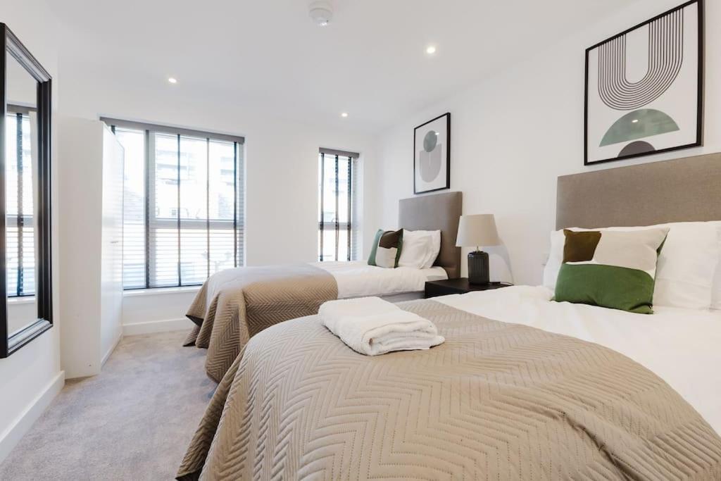 4-Level Luxury 2 Bedroom House Sleeps 6, Rooftop, Harry P & Free Parking วัตฟอร์ด ภายนอก รูปภาพ