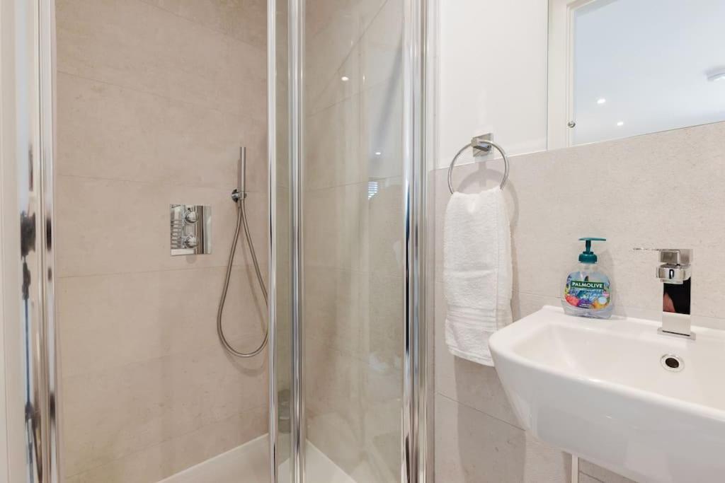 4-Level Luxury 2 Bedroom House Sleeps 6, Rooftop, Harry P & Free Parking วัตฟอร์ด ภายนอก รูปภาพ