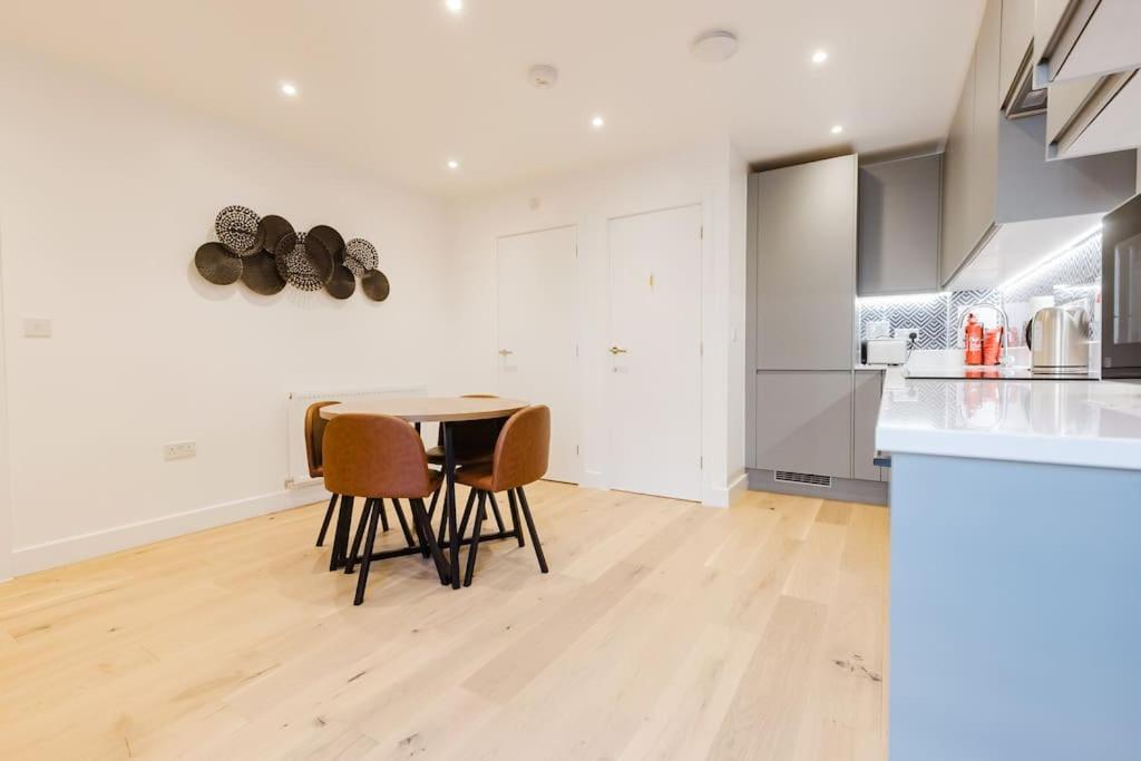 4-Level Luxury 2 Bedroom House Sleeps 6, Rooftop, Harry P & Free Parking วัตฟอร์ด ภายนอก รูปภาพ