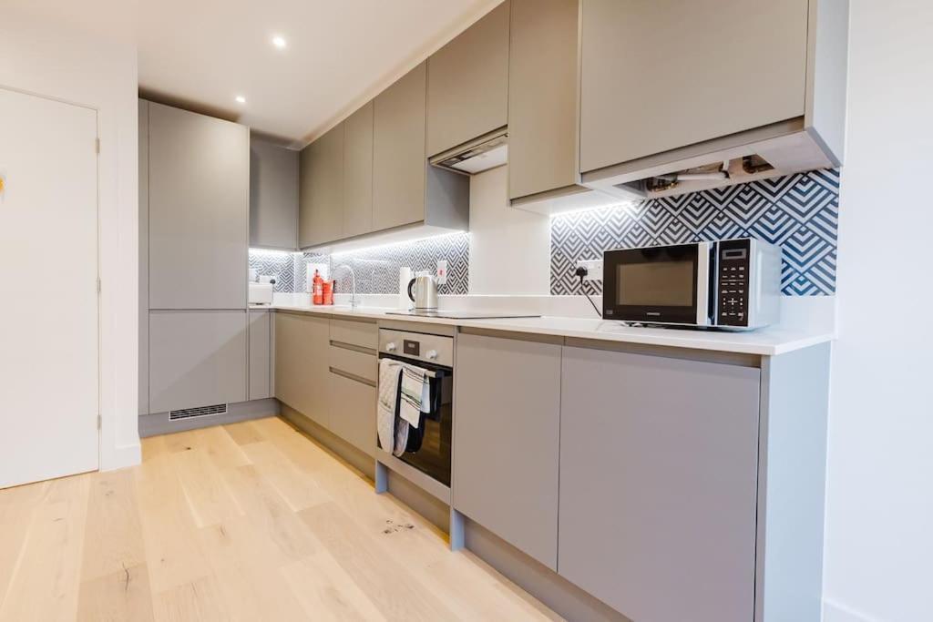 4-Level Luxury 2 Bedroom House Sleeps 6, Rooftop, Harry P & Free Parking วัตฟอร์ด ภายนอก รูปภาพ