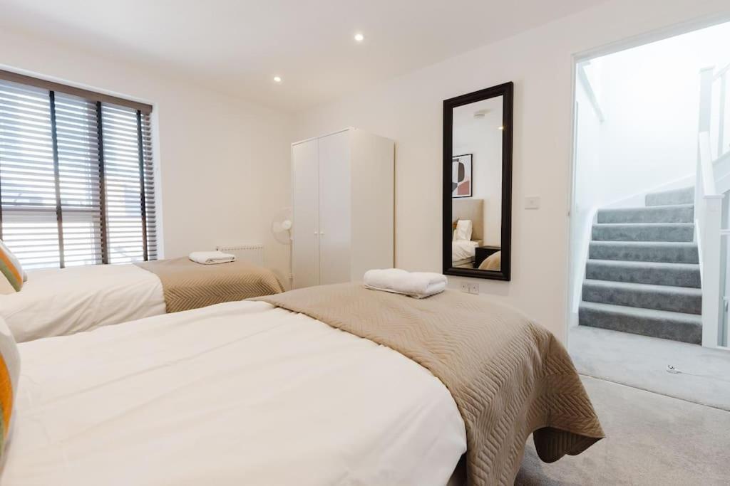 4-Level Luxury 2 Bedroom House Sleeps 6, Rooftop, Harry P & Free Parking วัตฟอร์ด ภายนอก รูปภาพ