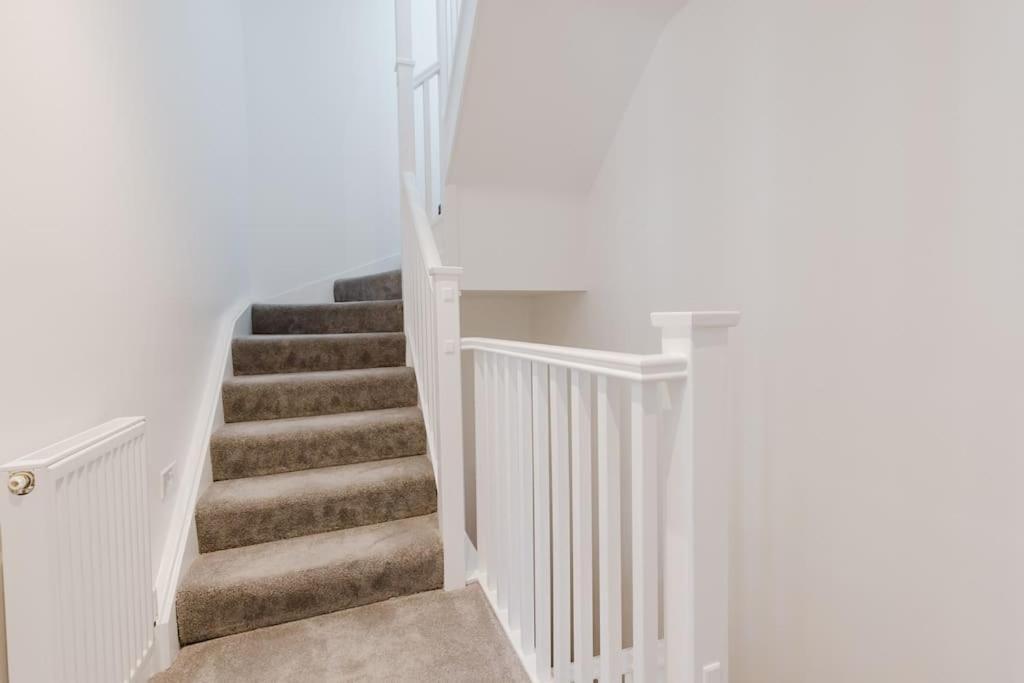 4-Level Luxury 2 Bedroom House Sleeps 6, Rooftop, Harry P & Free Parking วัตฟอร์ด ภายนอก รูปภาพ