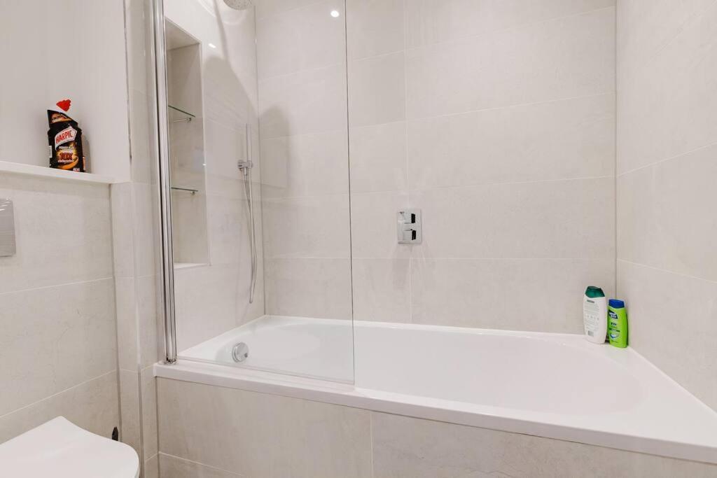 4-Level Luxury 2 Bedroom House Sleeps 6, Rooftop, Harry P & Free Parking วัตฟอร์ด ภายนอก รูปภาพ